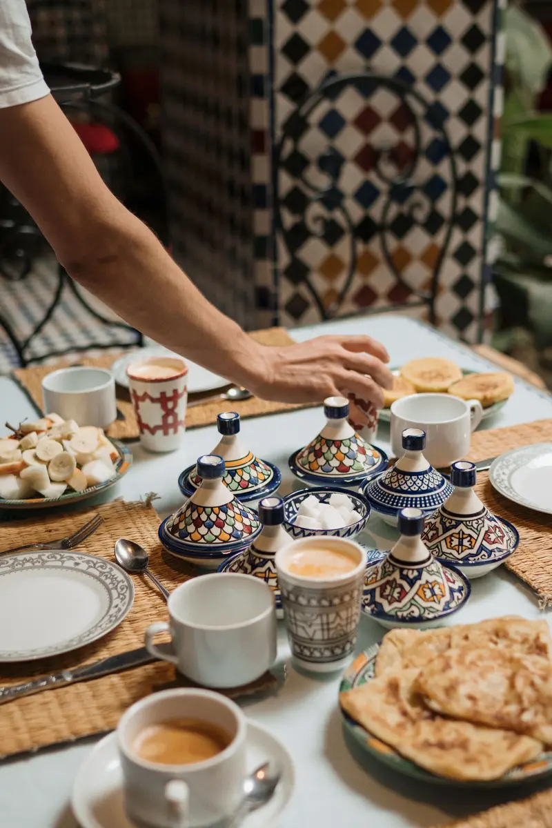 Table de petit-déjeuner marocain, céramiques peintes et pain maison