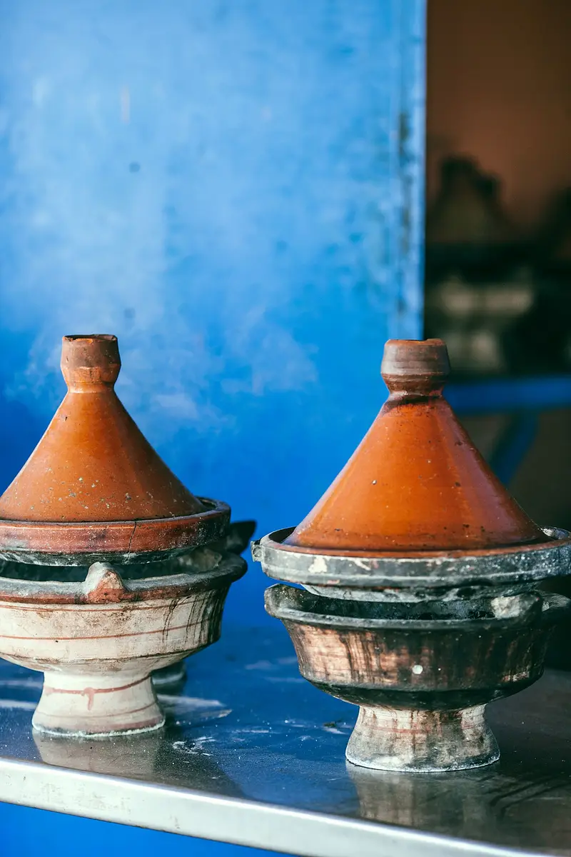 Tajines en terre cuite prêts pour le cours de cuisine