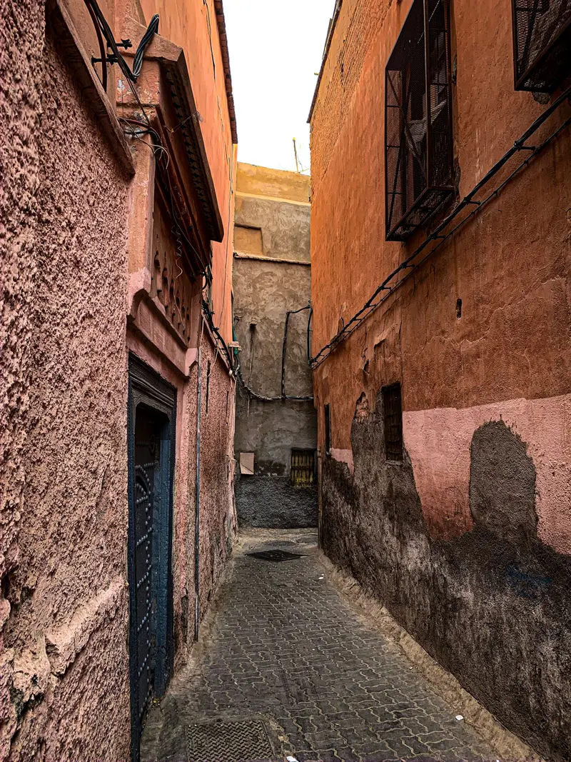 Ruelle de la médina aux murs ocre rouge