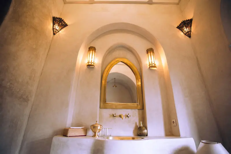 Salle de bain voûtée en tadelakt avec miroir en arc